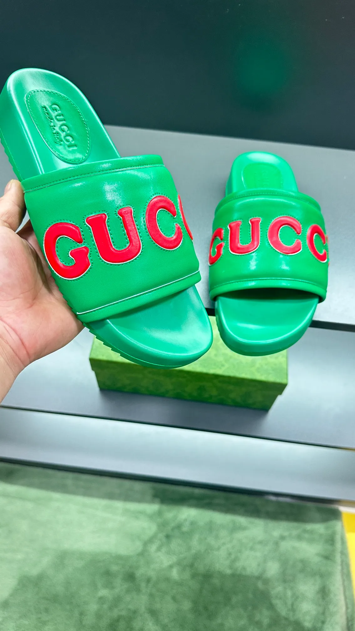 [G Family Couple Style] P: 320💰Female size 36~40 Men's size 39~45, (46. Custom-made GG slippers for men and women. This slipper is made of GG polyester fiber and is decorated with a Gucci label on the front, which adds a striking logo feel to the style. Beige GG recycled polyester fiber, same size for men and women, leather trim